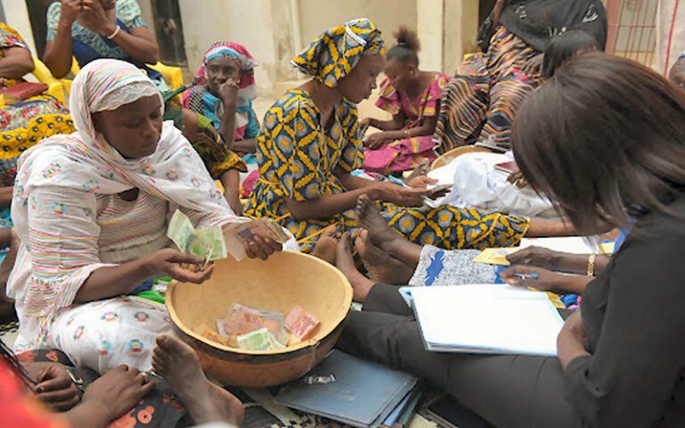 Tontines : quand la solidarité devient un capital d’investissement face à l’exclusion financière.